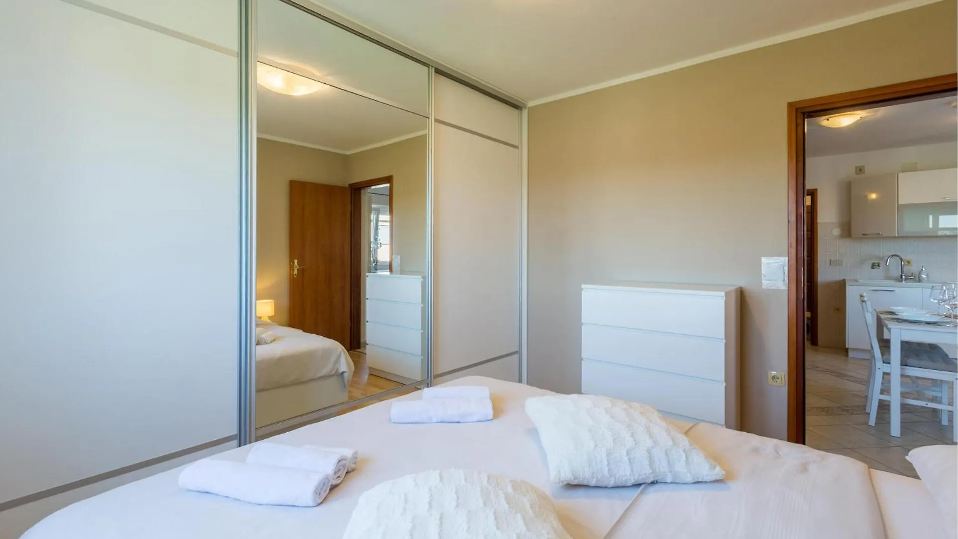 Cozy Apartment In Karigador With Kitchen